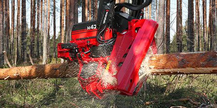 丸太を加工する H427 ハーベスタヘッド